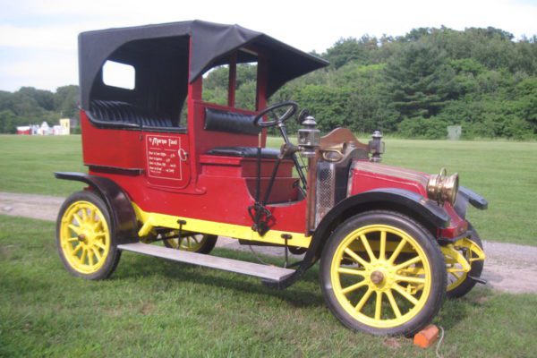 photo of a 1909 Renault Touring Car